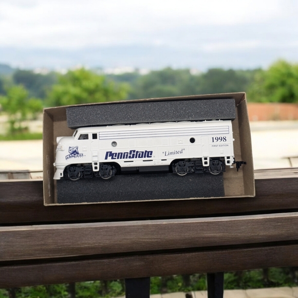 1998 Penn State Engine & Caboose for Electric Train set - Picture 3 of 6